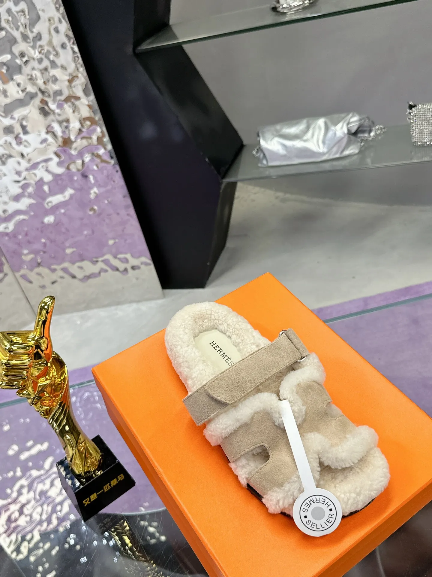 Factory price: 500💰 HERMES💗Ai Ma’s classic hot style second uncle🐑wool mop🆕 is coming. A must-have item for autumn and winter ✅ Versatile and fashionable at home and out on the street 🍀The colors are extremely colorful! Walking Tuscany! T men's shoes 💰R non-slip outsole super light ️ super comfortable on the feet without any binding feeling I can't stop drinking coffee ☕ my second uncle's slippers I can't take off Size number: 35-40 (41 made to order, non-refundable)